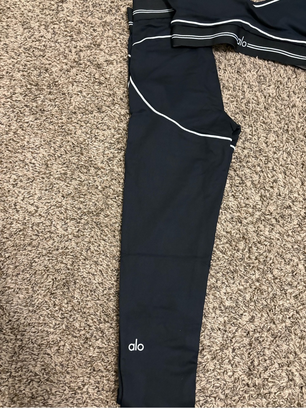 ALO Yoga Black Sports Bra and Leggings Set with White Piping - Picture 4 of 4